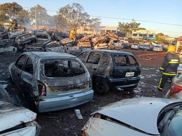 Incêndio destrói carros em pátrio do Detran em Cascavel — Foto: Amanda Guedes/RPC