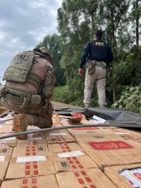 A equipe localizou ainda, oculto no interior do painel do caminhão, um rádio comunicador e um bloqueador de corrente. Foto: PRF