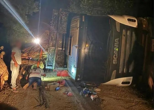 Caminhão carregado com toras de madeira tomba sobre carro e mata duas pessoas no Paraná — Foto: Corpo de Bombeiros