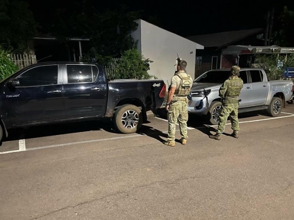 As duas caminhonetes foram apreendidas e encaminhadas à Delegacia da Polícia Civil de Terra Roxa. Foto: BPFron.