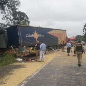 Acidente aconteceu na BR-476 — Foto: Grupo Verde Vale de Comunicação
