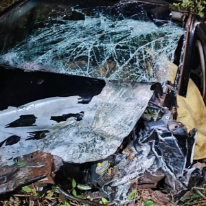 A colisão frontal entre dois veículos resultou na morte de um dos condutores e ferimentos em outro motorista. Foto: PRE.