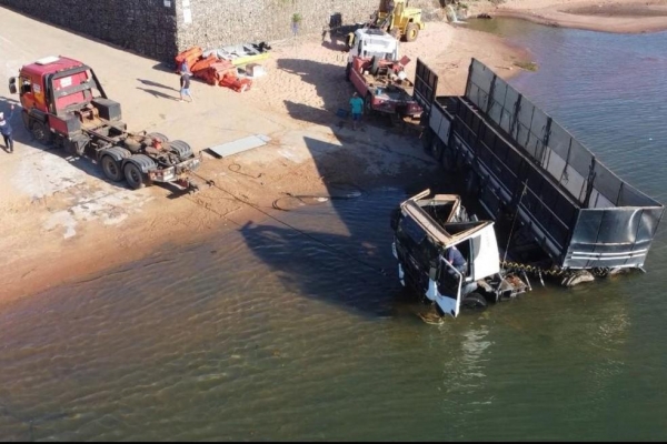 Remoção da carreta contou a ajuda de dois caminhões guincho. — Foto: Eduardo Ortiz/RPC