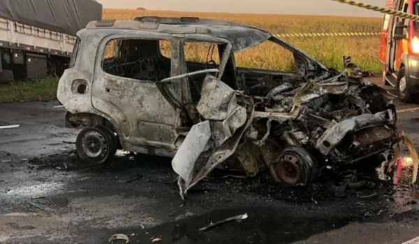 As duas pistas da BR-369 ficaram completamente bloqueadas devido ao engavetamento. Foto: Reprodução/Redes Sociais.