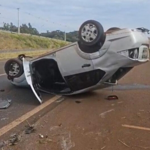  Capotamento na BR-163, nas proximidades do Centro de Eventos de Toledo. Foto: Portal Nova Santa Rosa.
