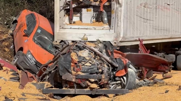 Os ocupantes do táxi não se feriram — Foto: RPC