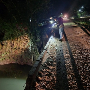 Ponte é estreita e não possui muretas, apenas um meio-fio baixo — Foto: Polícia Civil