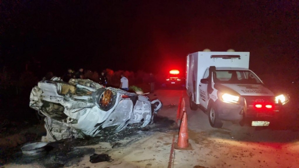 O motorista foi ejetado do automóvel durante o acidente. Fotos: CGN.