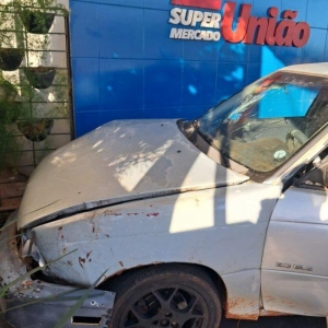 MOTORISTA EMBRIAGADO E SEM CNH COLIDE CONTRA SUPERMERCADO