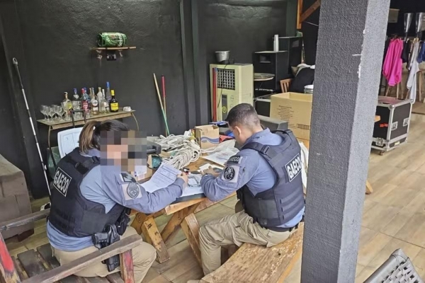 Policiais militares do PR e um policial civil de São Paulo foram alvos da 3ª fase da Operação Mar Vermelho. — Foto: MP-PR