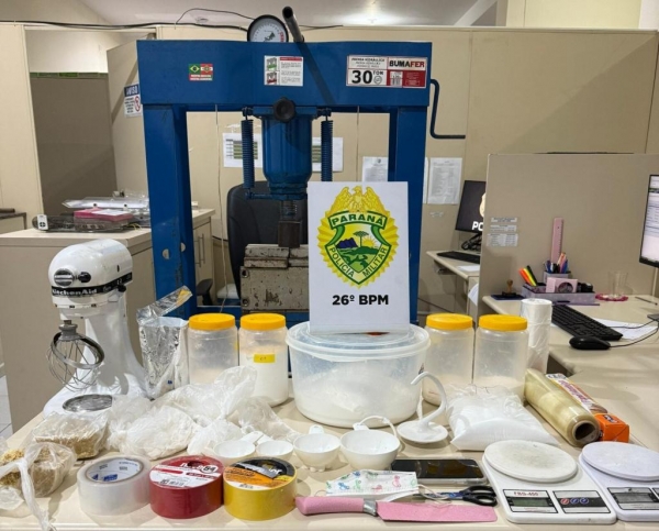 No local, foram apreendidos materiais utilizados na produção e embalagens da droga. Foto: PMPR