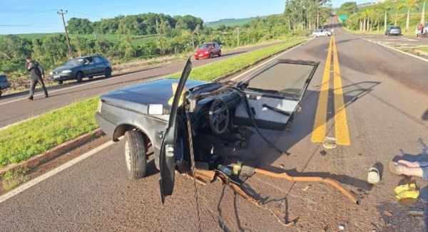 Veículo Fiat Uno foi separado ao meio pelo impacto – Fotos: Grupos de WhatsApp