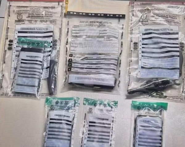 Foto: Polícia Civil (Armas, faca e celulares apreendidos)