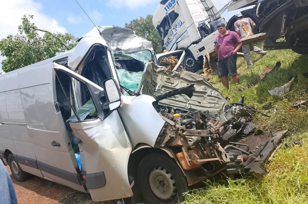 Batida entre carro, caminhão e van deixa um morto e três feridos no Paraná — Foto: Alessandra Galvão