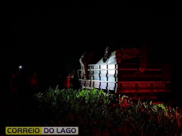Motoristas que passavam pelo local acionaram as equipes de socorro. Fotos: Correio do Lago.