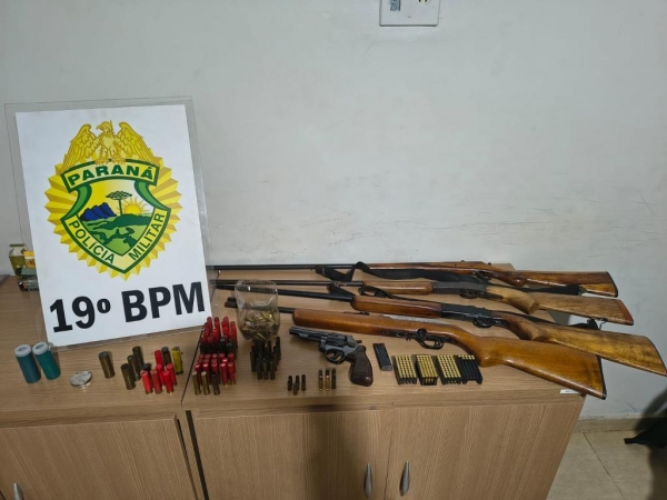 Armas e munições apreendidas. Foto: PMPR