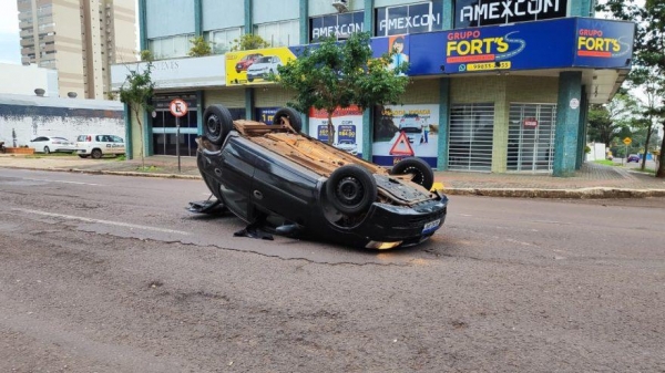 Após a batida, o Corsa acabou capotando. Foto: CGN.
