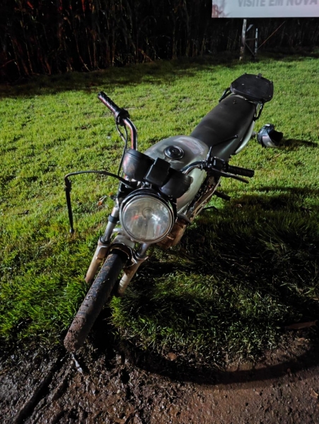 O motociclista, um jovem de 19 anos, teve ferimentos leves. Fotos: PRE/Divulgação.