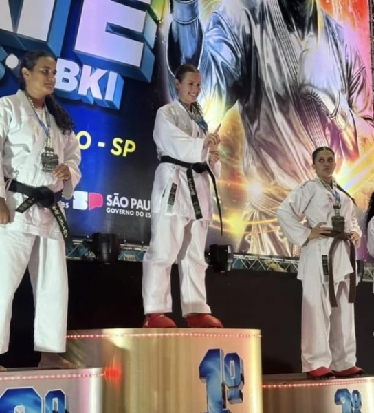 A atleta Mélany Manfroi conquistou o título de campeã no kumite (luta) na categoria faixa preta feminino acima de 18 anos, além de garantir o primeiro lugar no kumite por equipes, categoria todas as faixas. Fotos: Divulgação.