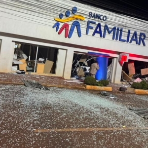 Agências bancárias ficaram destruídas — Foto: Polícia Nacional