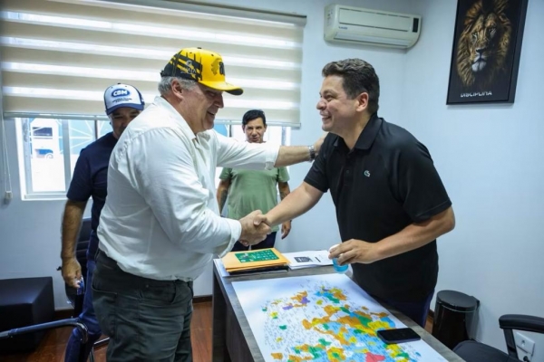 Presidente do Automóvel Clube Cascavel, Edson Massaro, e primeiro-secretário da Alep, deputado Gugu Bueno.Foto: Divulgação.