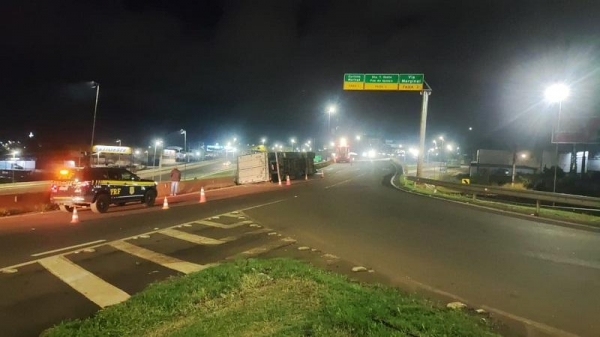 O condutor, um homem de 40 anos, morador de Medianeira, sofreu apenas ferimentos leves. Foto: PRF.