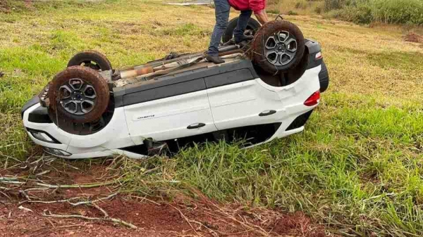O carro ficou com as rodas para cima. Foto: Catve.