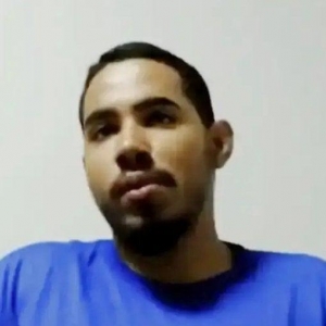 Diego Augusto de Lima Santos, acusado pelas mortes investigadas em Iporã, está preso desde novembro de 2025 (Foto reprodução audiência Polícia Civil do Paraná)