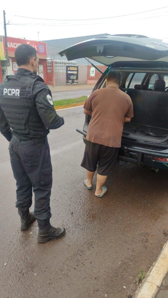 Acusado sendo preso. Foto: Policia Civil de Toledo.