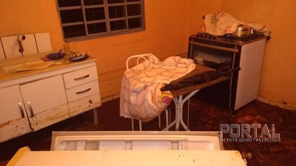 Casa é Alagada Pelas Chuvas E Família Perde Tudo Em Terra Roxa 